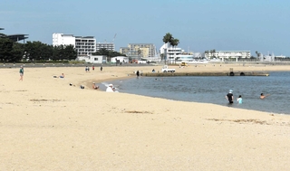 ７月１０日の海開きを控える須磨海岸＝須磨区