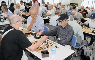 熱戦が繰り広げられた神戸地区大会＝神戸新聞本社