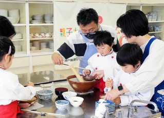 材料を混ぜてふりかけを作る親子＝東灘区文化センター