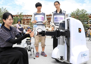 花を差し出す自律移動ロボット＝大阪市此花区