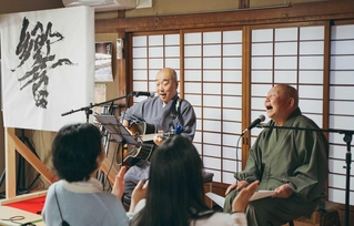 過去の「霊山院フェス」の一場面。住職がギターを弾きながら歌声を披露した（提供）