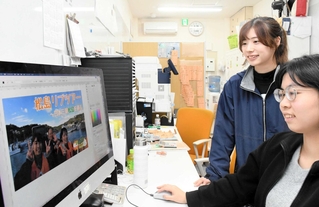 報酬型職業体験で動画制作をする堀川華鈴さん（手前）と指導役の松本流実さん＝いづよね
