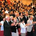 ますますの健康と夫婦円満を願って一本締めをする出席者＝神戸ポートピアホテル