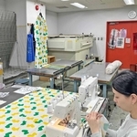 公開制作に向け、生地や衣装を試作する南野詩恵さん（新開地アートひろば提供）
