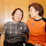 卓球仲間と談笑する辻井美代子さん（左）＝神戸市北区唐櫃台４、唐櫃中学校