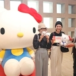 ３万人目の入場者として記念品を受け取る藤山早悠里さん（中央）と友人の伊敷亜也加さん（左）＝神戸ゆかりの美術館