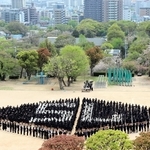 約１２００人が整列して校章のひし形を描いた。市街地から見ると周年の「７５」が浮かび上がる＝神戸海星女子学院