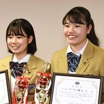 英語の部で優勝した土岐春陽さん（左）と日本語の部優勝の井藤菜ノ花さん＝中央区下山手通４、県民会館