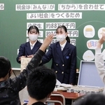 小学６年生に授業をする高校生の伊藤はるかさん（中央）ら＝長田区神楽町１、長田南小学校