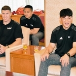 今季の戦いを振り返る李承信選手（右）とブロディ・レタリック選手＝神戸市役所