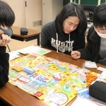 ゲームを通して金融や保険について学ぶ生徒ら＝市立楠高校