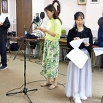 一つ一つのせりふに思いを込めて収録作業に臨む役者ら＝カトリック芦屋教会
