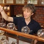 チョークからサイフォンスティックに持ち替え、西区でカフェを開いた中山倫太郎さん＝神戸市西区神出町東