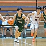県高校総体でプレーする星陵の澤幸龍選手（中央）ら。３９年ぶりに近畿大会への出場を決めた＝８日、西宮市のライフパートナーアリーナ（撮影・丸山桃奈）