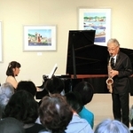 前身の世良美術館を設計した建築家の瀬戸本淳さん（右）がサックスを演奏し、リニューアルを祝った＝みかげ芸術堂