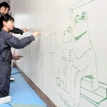 教科書に登場するキャラクターを描く小野高校の美術部員＝神戸市西区神出町田井