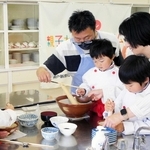 材料を混ぜてふりかけを作る親子＝東灘区文化センター