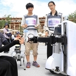 花を差し出す自律移動ロボット＝大阪市此花区