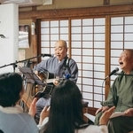 過去の「霊山院フェス」の一場面。住職がギターを弾きながら歌声を披露した（提供）