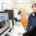 報酬型職業体験で動画制作をする堀川華鈴さん（手前）と指導役の松本流実さん＝いづよね