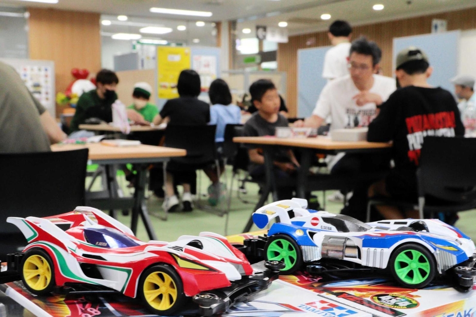 湊川地下道でミニ四駆激走 1日限り特設、全長100メートルコース 親子60