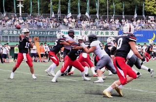 創部当時の復刻版ユニホームで試合に臨むレイバンズの選手ら＝王子スタジアム