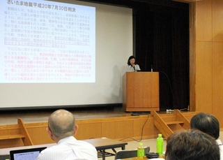 男子生徒が自死した事件について解説する日本体育大の南部さおり教授＝県立のじぎく会館