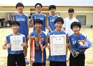 神戸市中学校総合体育大会のバドミントン男子団体で優勝した彩星クラブのメンバー＝中央体育館