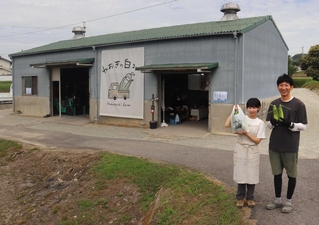 「ねおきの白コーン」を販売する小林大祐さん（右）と妻の衣美さん＝西区押部谷町西盛