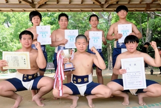 相撲の団体戦で優勝した夢野中のメンバー＝神戸市灘区王子町２