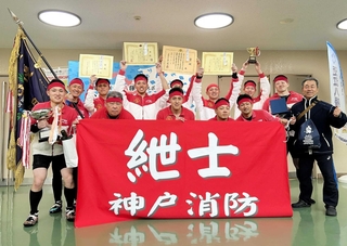 全日本綱引選手権大会で初優勝した神戸市消防局の選手ら＝滋賀県近江八幡市（提供）