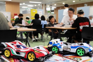 ミニ四駆の製作体験をする親子連れ＝兵庫区役所