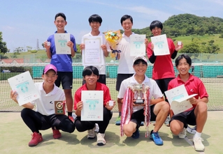 男子団体で優勝した西落合中の選手＝しあわせの村