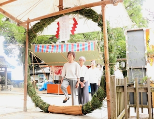 昨年の祇園まつりの様子。無病息災を願い、氏子らが茅の輪をくぐった＝神戸市兵庫区