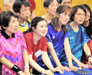 福原愛さん（前列左から２人目）と記念写真に納まる参加者＝長田区文化センター