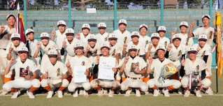 ３年ぶりの優勝を飾り、ポーズを決める鷹匠中の選手＝あじさいスタジアム北神戸