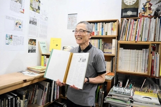 戦前の元町を描いた書籍を出版した平野義昌さん＝神戸市中央区元町通３