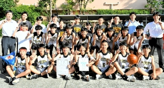 初優勝を飾った西部拠点のメンバーら＝王子スポーツセンター