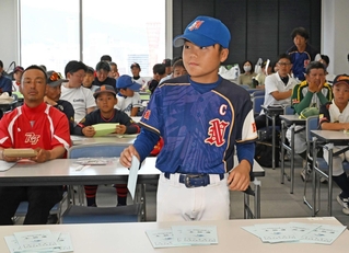 組み合わせ番号札が入った封筒を引く選手＝神戸新聞本社（撮影・斎藤雅志）