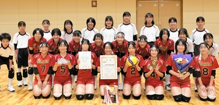 激戦の末に優勝を果たした井吹台中のメンバー＝神戸市立中央体育館