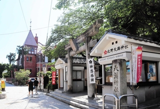 神社と洋館が並ぶ神戸ならではの風景＝神戸市中央区北野町３