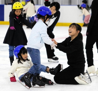 体験会で坂本花織選手と交流する子どもたち＝Ｓｙｓｍｅｘ　Ｋｏｂｅ　Ｉｃｅ　Ｃａｍｐｕｓ