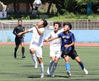 ロングボールの競り合いが何度も続いた＝灘区王子町２、王子スタジアム