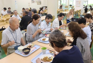 学生たちに交じり、学食を食べる地域の住民ら＝神戸市西区学園東町９、神戸市外国語大学