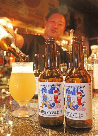 兵庫署とコラボして完成した「交通安全ノンアルビール」＝神戸市兵庫区小松通３