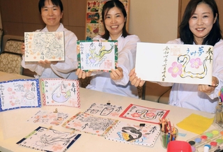 職員が即興で描く御朱印。１０分以内で完成する＝綱敷天満宮