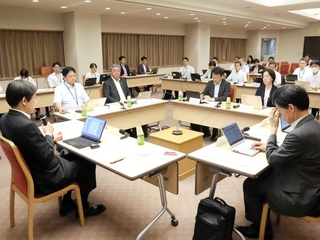 コベカツについて意見を交わす教育委員ら＝神戸市役所