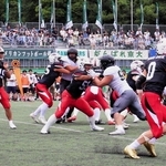 創部当時の復刻版ユニホームで試合に臨むレイバンズの選手ら＝王子スタジアム