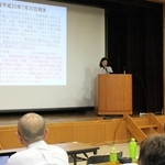 男子生徒が自死した事件について解説する日本体育大の南部さおり教授＝県立のじぎく会館