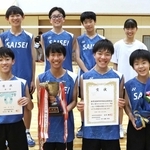 神戸市中学校総合体育大会のバドミントン男子団体で優勝した彩星クラブのメンバー＝中央体育館